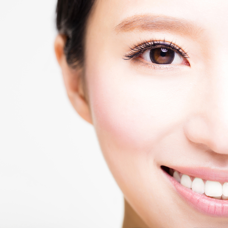 ”茶色の瞳”が多い日本人の「目の印象を強くする」アイシャドウはこれ！