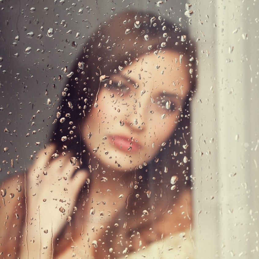 雨の日って肌が”くすむ”・・・。”透明感”を保つために「梅雨肌対策」ですべきこと