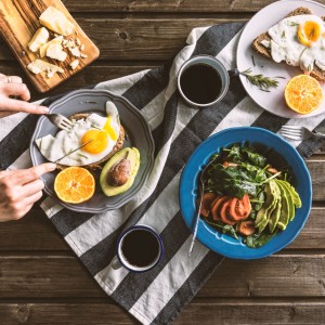 eating-poached-eggs-for-breakfast-picture-id594033732-2