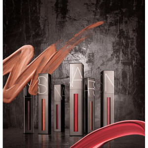 a_Holiday-2018---Powermatte-Lip-Luster-Stylized-Image-with-Texture