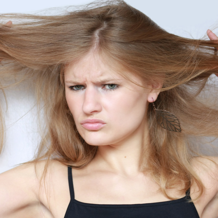 まとまりのあるツヤ髪に！髪の静電気の原因と上手な対処法とは？