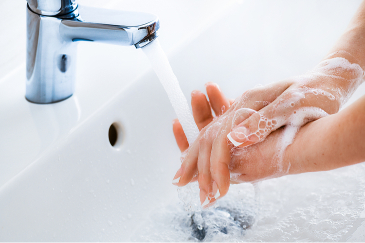 手と顔を洗い、汚れや皮脂を落としておく