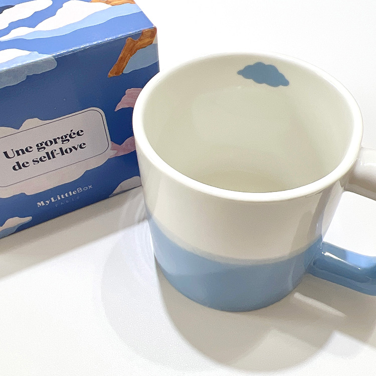 ブルーデザインのマグカップ